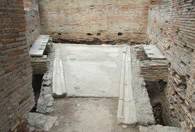 Latrines des thermes du Forum